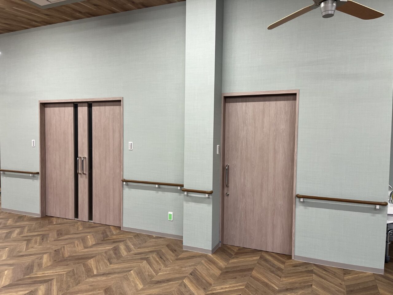 介護施設の共用リビング内装