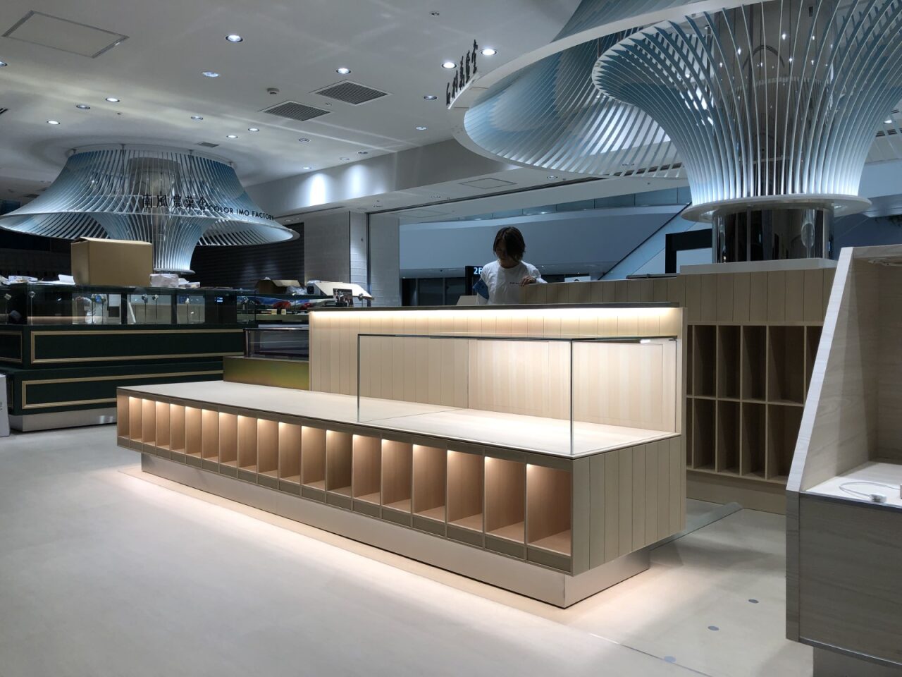 菓子店ショーケースと内装