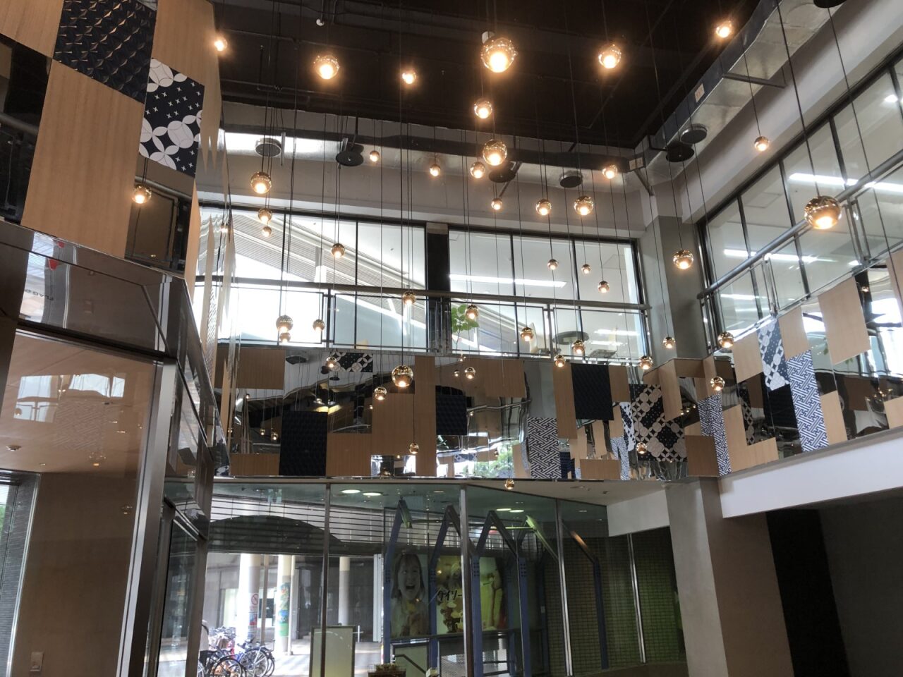 久留米市のデパート入口の内装