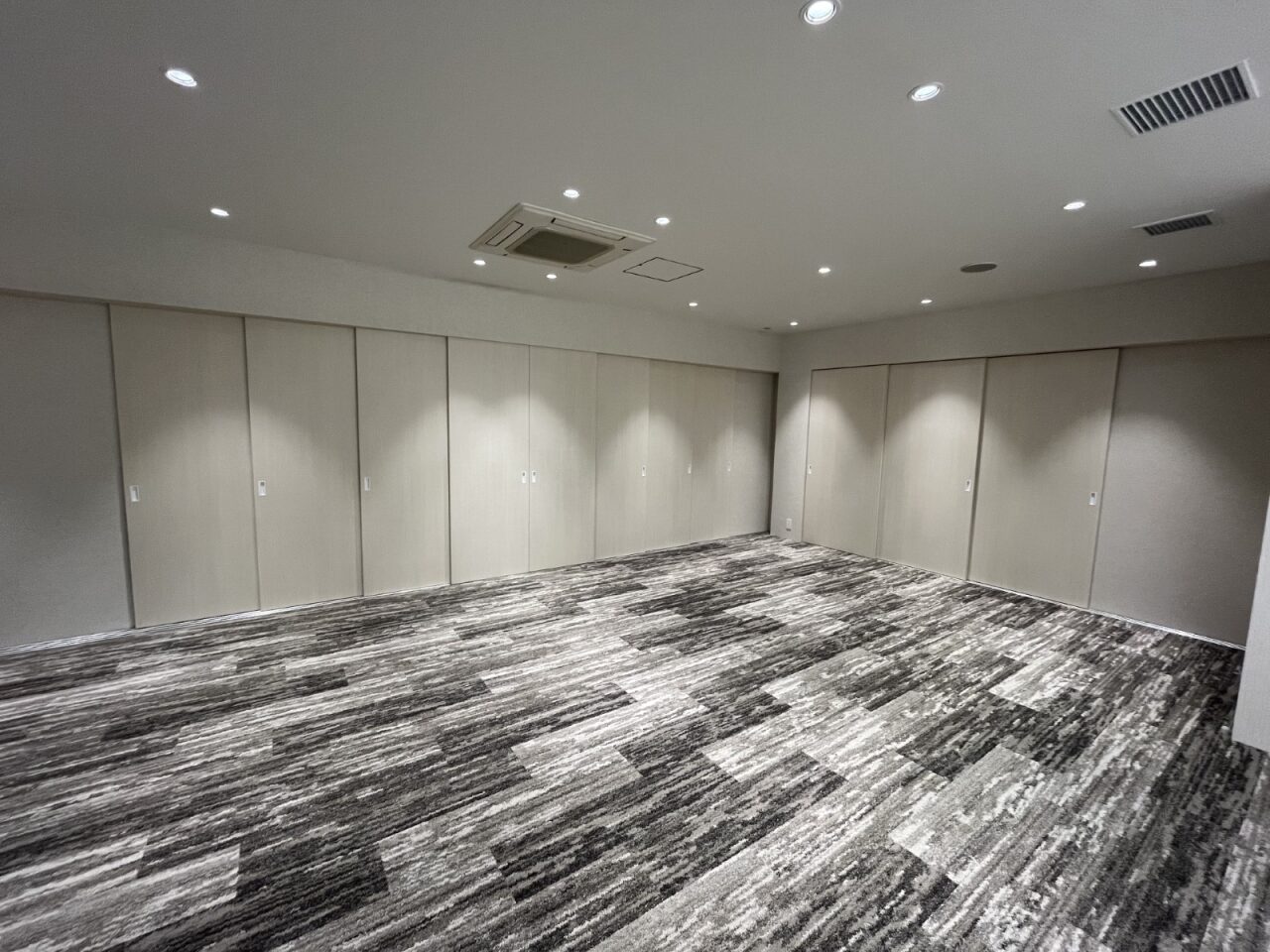 葬祭場ホールの内装