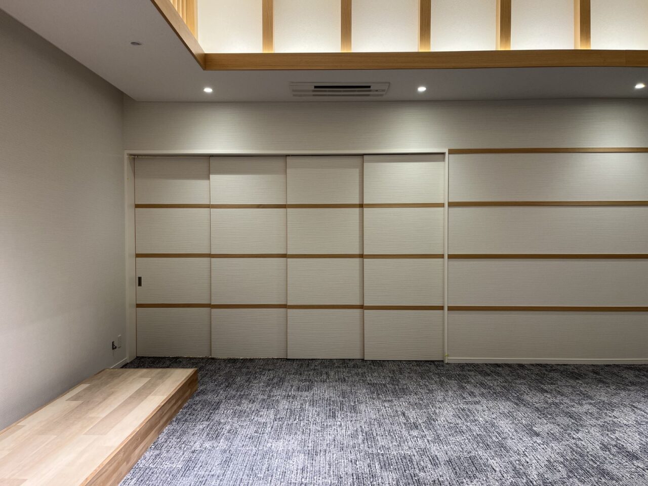 葬祭場ロビーの内装