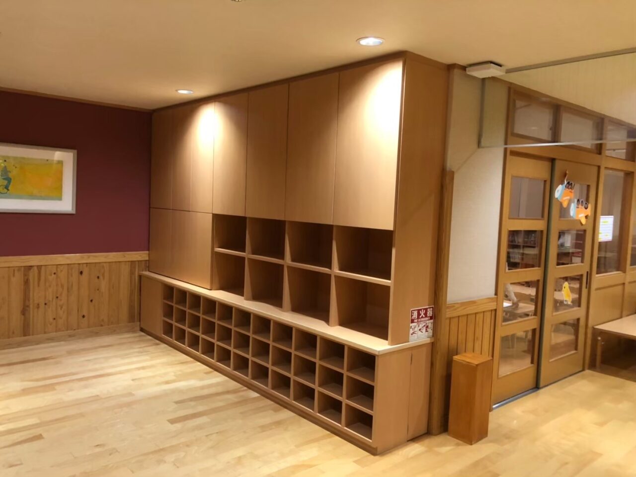 保育園のエントランス内装