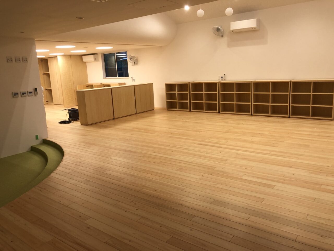 幼稚園の保育室・廊下内装