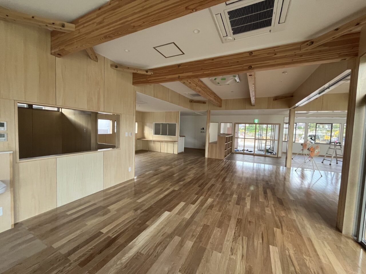 病院の外来エリア内装