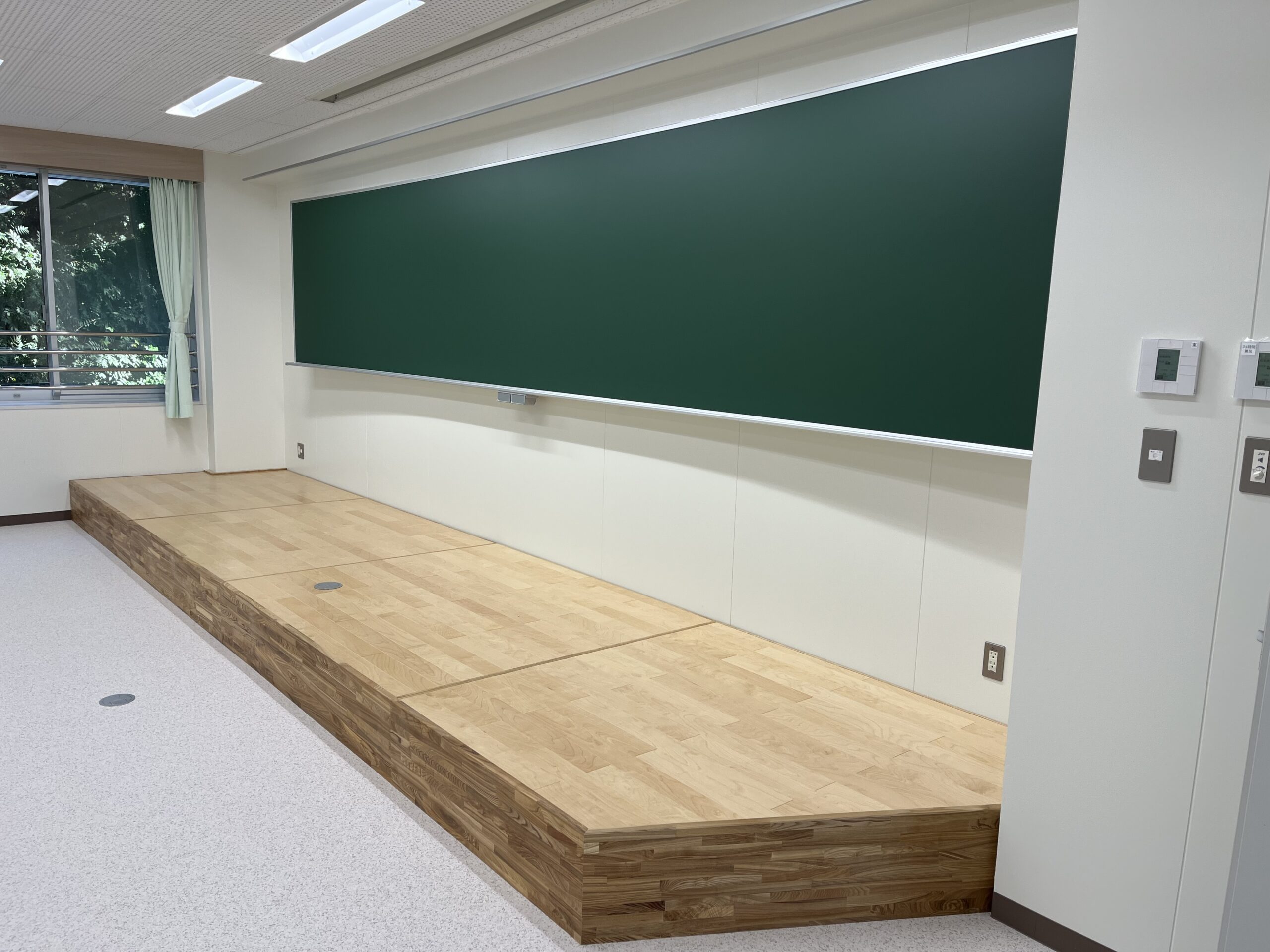 小中学校の多目的スペース内装