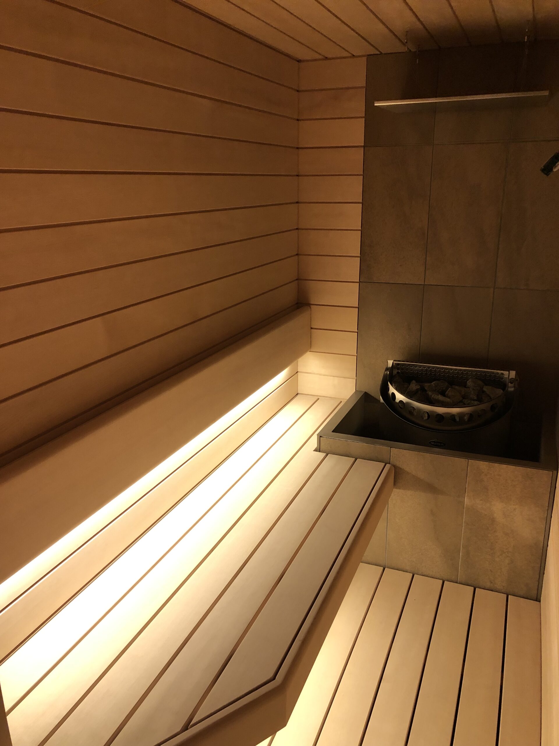 サウナ施設の休憩スペース内装