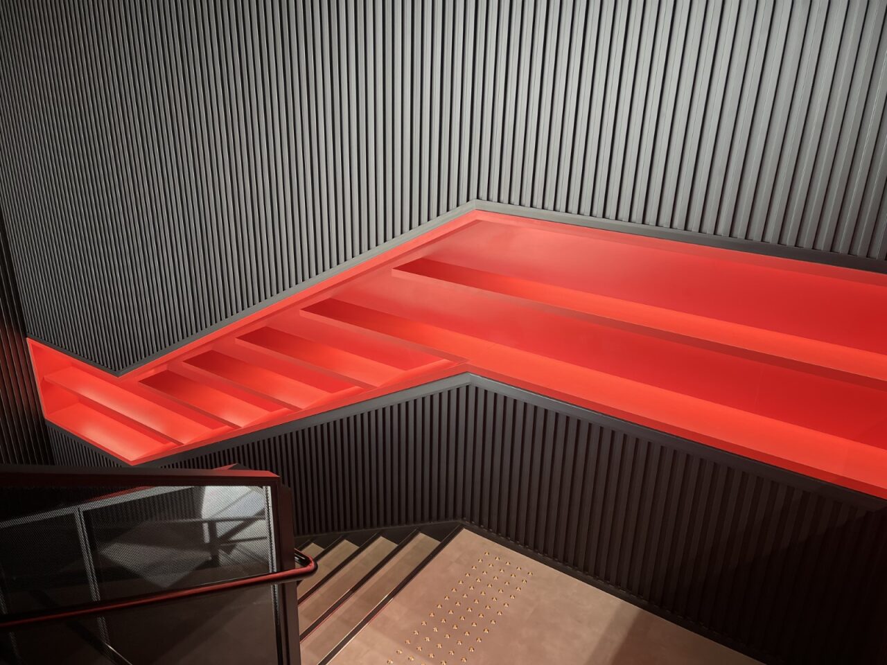 カーショップのショールーム内装