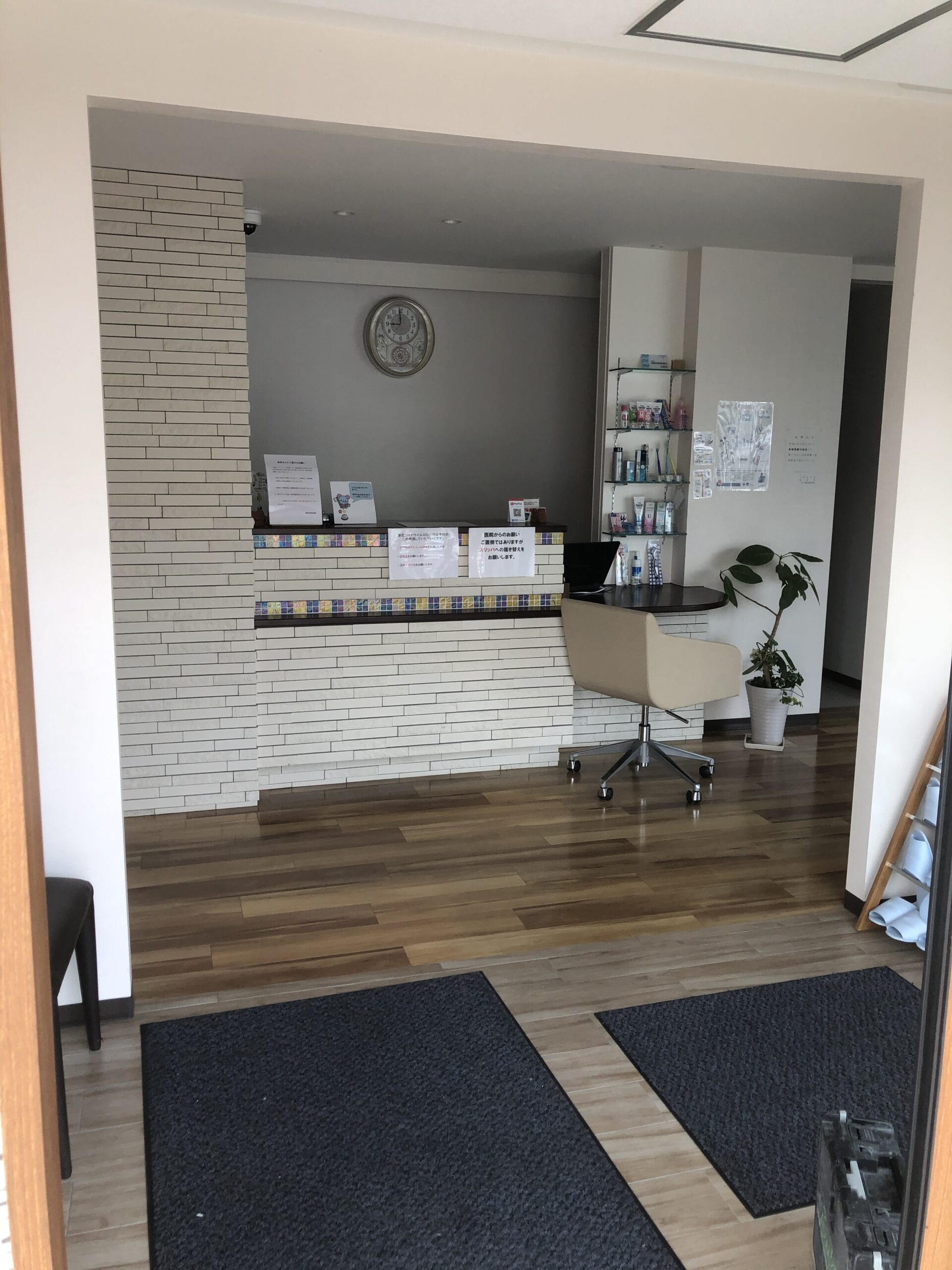 歯科クリニックの待合・カウンター内装